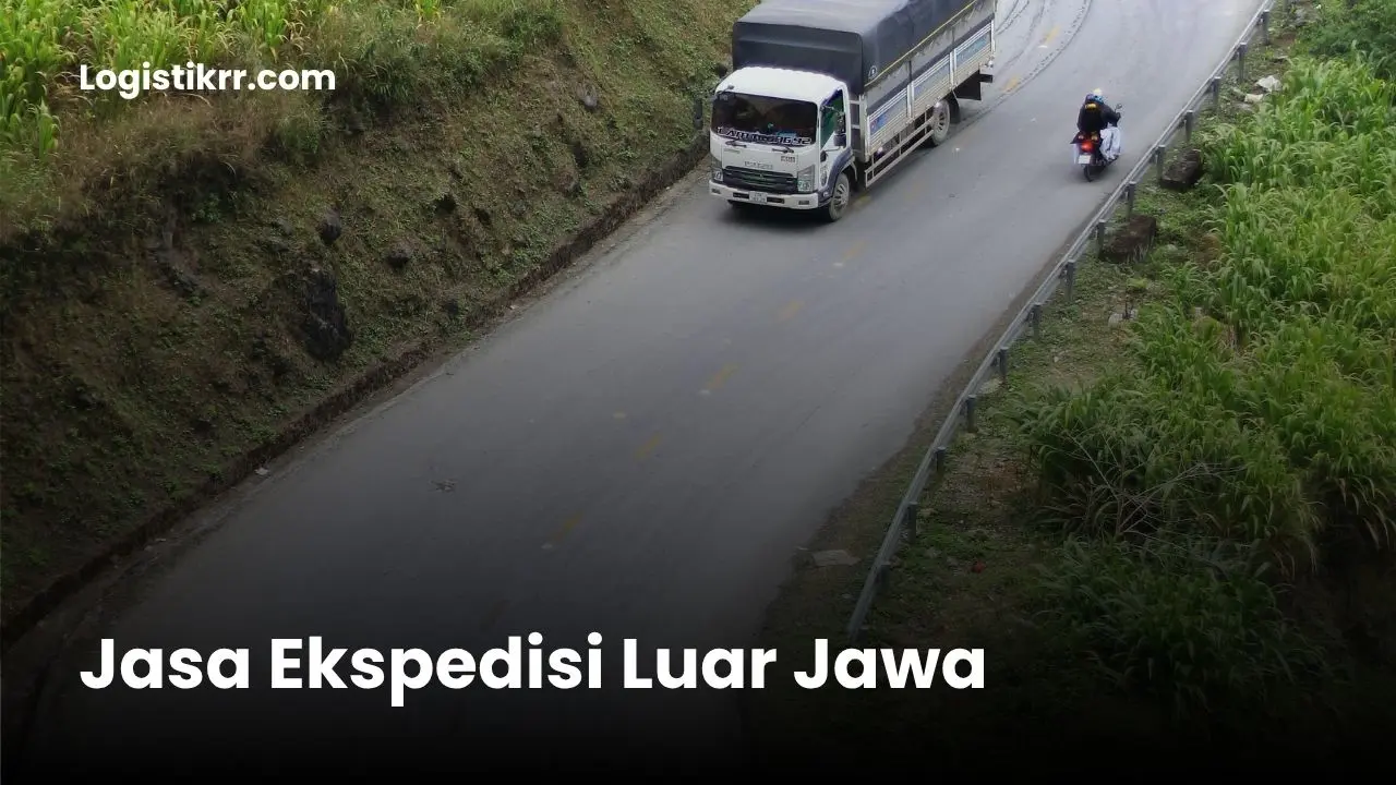 Kapal kargo dan truk ekspedisi Logistik RR untuk pengiriman luar Jawa